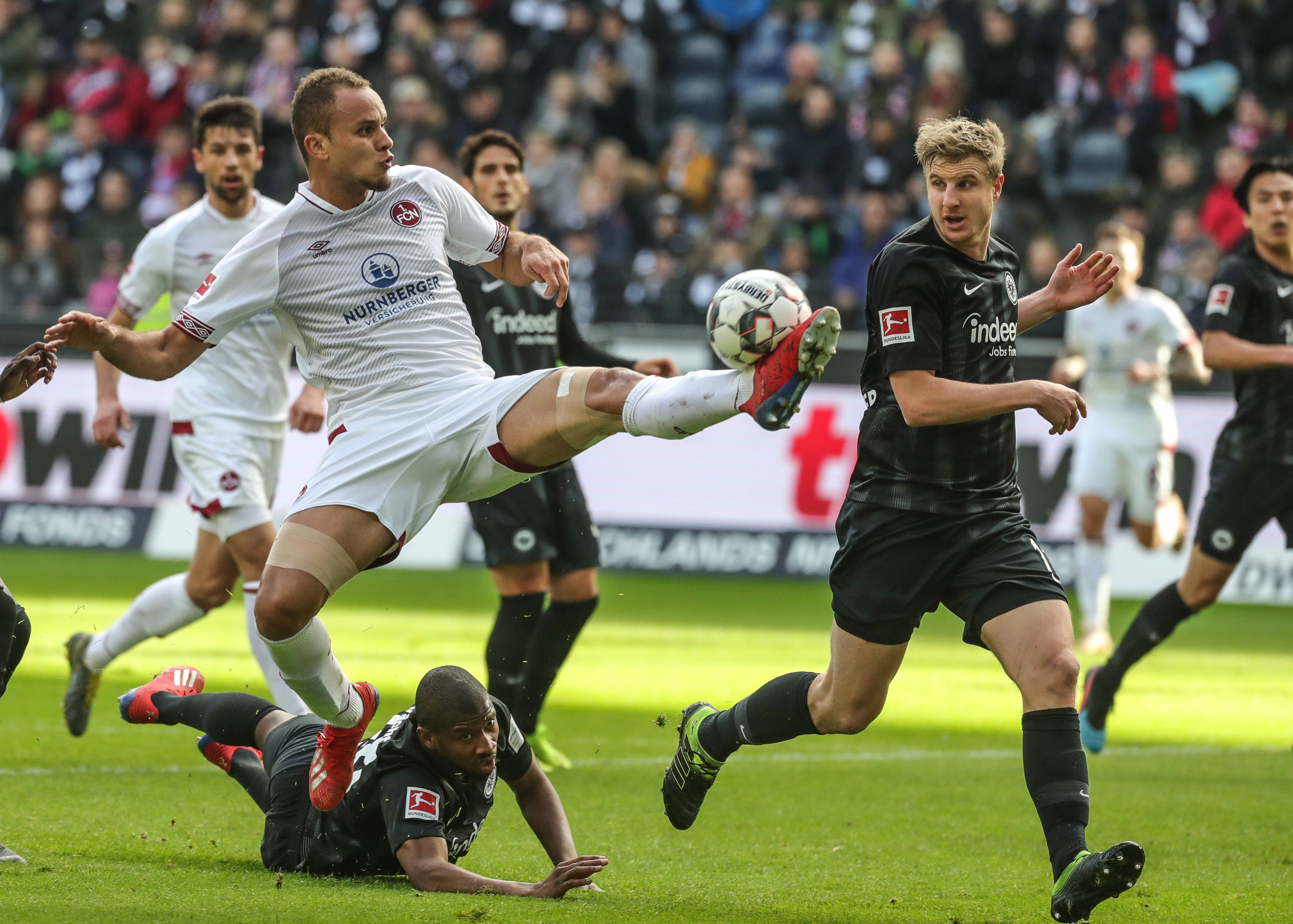 WAZ评沙尔克球员表现：两边翼卫灾难发挥，卡里乌斯超神（WAZ球员评分：沙尔克两翼卫失常，卡里乌斯神勇救主）