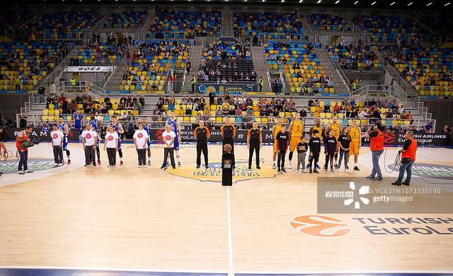 米兰助教兰杜奇称莱奥内收肌受伤明日检查（米兰助教兰杜奇：莱奥内收肌受伤，明日将接受检查）