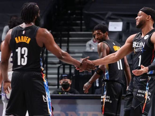 意外变阵！安东尼戴维斯坐镇五号位，解锁独行侠争胜关键优势（突发变阵！安东尼·戴维斯改打中锋，独行侠赢球关键优势被激活）