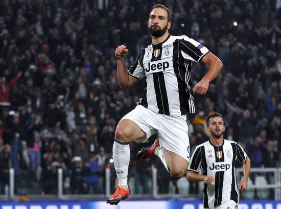 当孔德梅开二度帮助巴萨反超比分时，法兰克福球迷彻底炸了（孔德双响助巴萨实现反超，法兰克福看台瞬间炸锅）