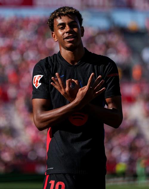 对手主帅：我想选梅西是第一人！只要他没退役就是最强的！（对手主帅：梅西是我心中的第一人，只要未退役他就是最强！）