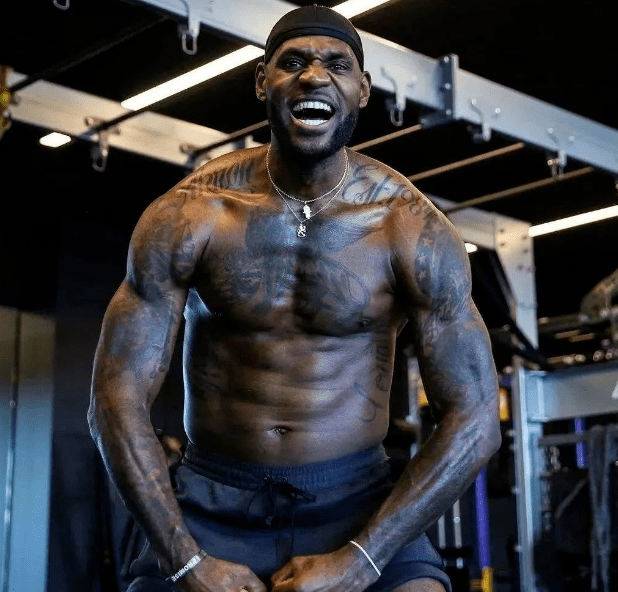 都体：尤文要求斯帕莱蒂遵守正装规定，比赛时不可以穿运动服（都体：尤文要求斯帕莱蒂比赛期间着正装，禁穿运动服）